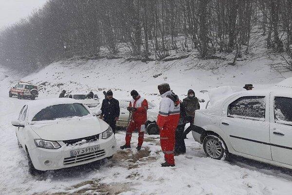 امدادرسانی به خودروهای گرفتار شده در محورهای برفگیر گیلان