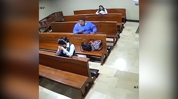 سرقت تلفن همراه یک زن در کلیسا