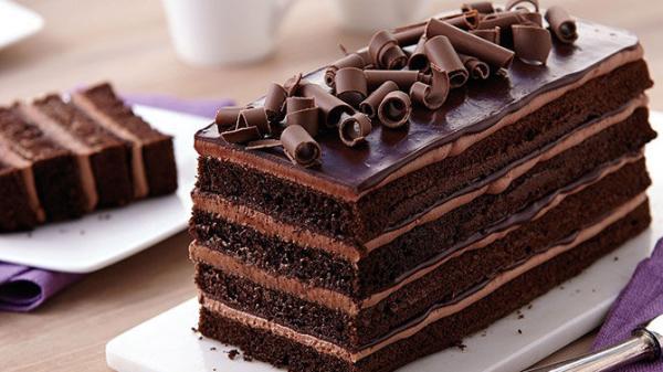 طرز تهیه کیک شکلاتی آلبالویی
