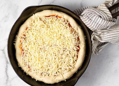 طرز تهیه پیتزا ساده در خانه ، 5 نکته طلایی برای درست کردن پیتزا به سبک فست فودها