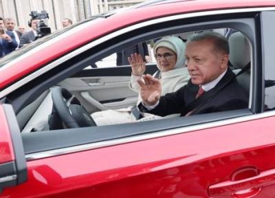 تصاویر اردوغان و همسرش سوار بر خودروی برقی ساخت ترکیه ، توگ قرمز رنگ فردا به الهام علی اف تحویل می گردد