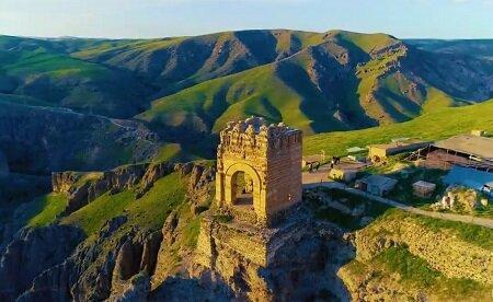 قلعه ای در ایران که مارها آن را احاطه نموده اند